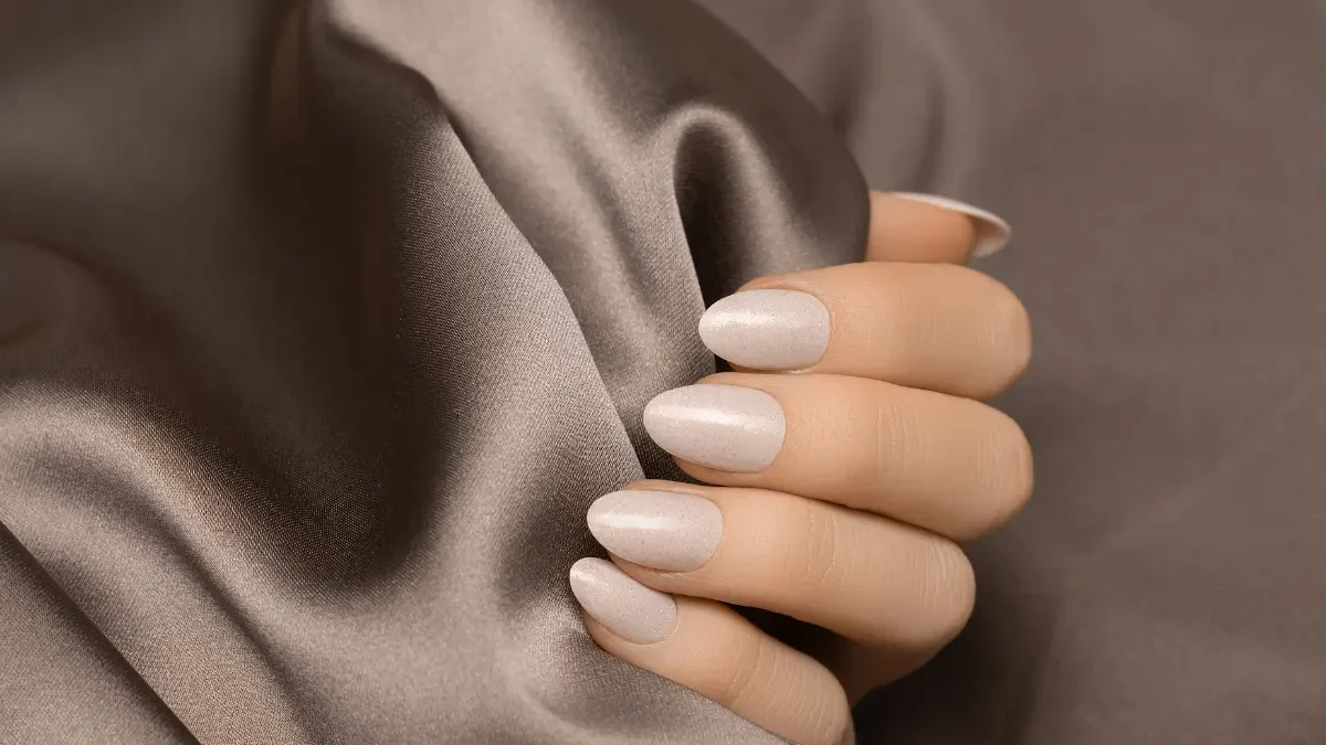 unhas marrom