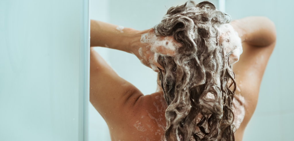 5 Melhores Shampoos Naturais para Cabelos Secos: Fórmulas Limpas que Hidratam e Revitalizam Seus Fios
