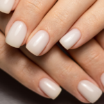 Descubra 7 inspirações de unhas elegantes brancas decoradas que vão transformar seu visual com estilo e sofisticação.