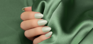 Inspirações de unhas verde militar elegantes para o dia a dia