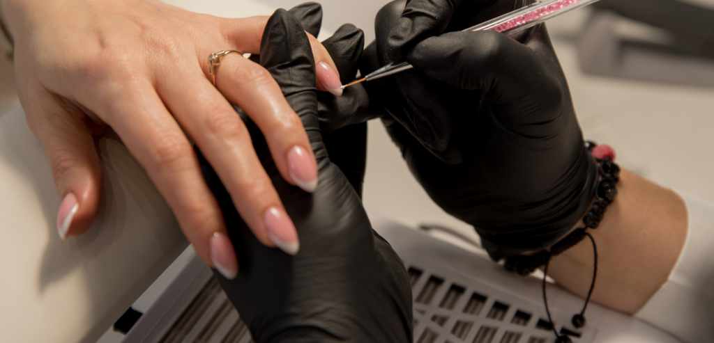 A Tendência 'Naked Nails' Vai Substituir as Unhas de Gel? Descubra o Estilo Minimalista 
