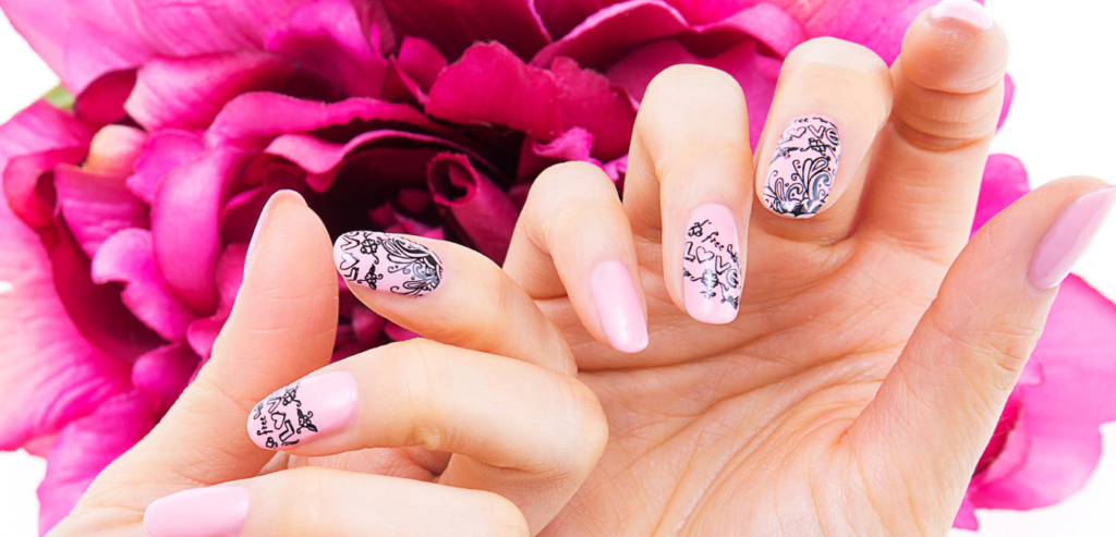 17 Nail Arts Florais para Arrasar Nesta Primavera
