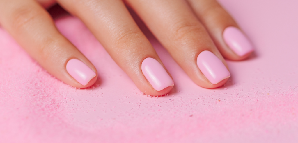 Porcelana, Cereja, Manteiga e Mais: 7 Cores Tendência para Unhas Nesta Primavera
