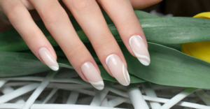 7 Unhas Minimalistas que Provam que o Discreto Combina com Mulheres Maduras