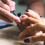 Descubra 3 cores de esmalte que rejuvenescem as mãos de forma imediata