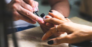 Descubra 3 cores de esmalte que rejuvenescem as mãos de forma imediata