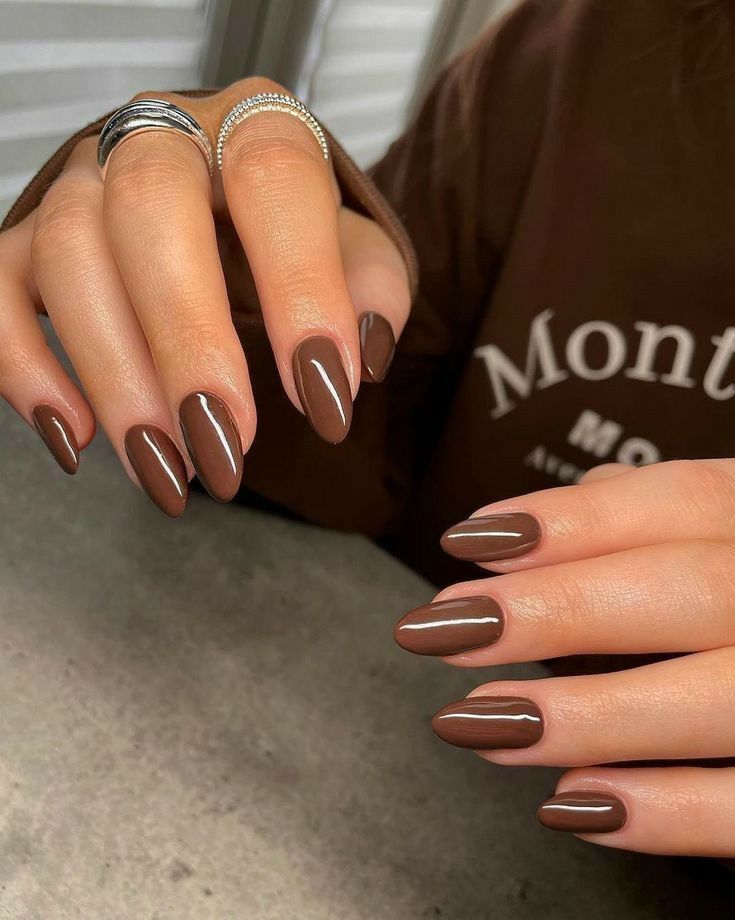 unhas em tons de café